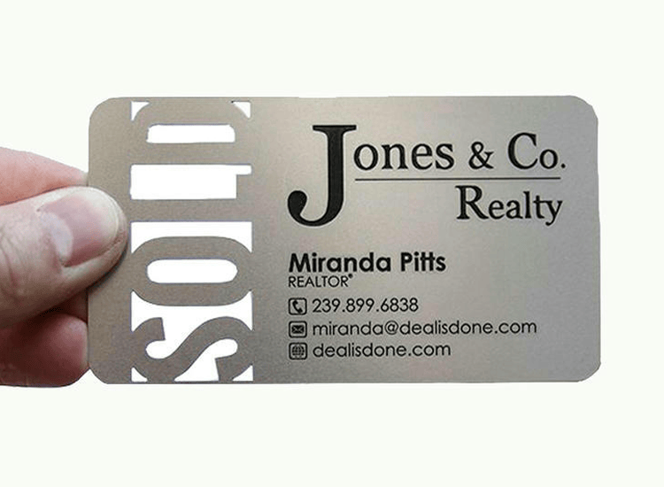 Cartões de visita em metal gravado personalizados com logotipo impresso para compradores que comparam soluções de cartões metálicos.