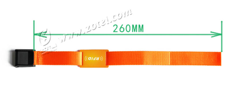 As opções de personalização da pulseira RFID de nylon NLWB-06 incluem logotipos tecidos e tiras coloridas para identificação corporativa.