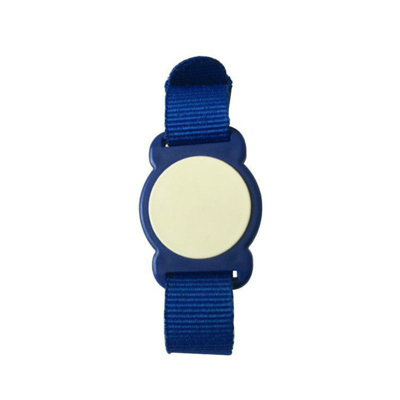 Uma pessoa aproxima sua pulseira RFID de nylon nlwb-07 de um leitor por aproximação para validar rapidamente a entrada durante um evento lotado.