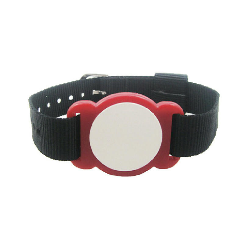 Close do fecho de segurança inviolável e intransferível da pulseira RFID de nylon nlwb-07, garantindo controle rigoroso de acesso.
