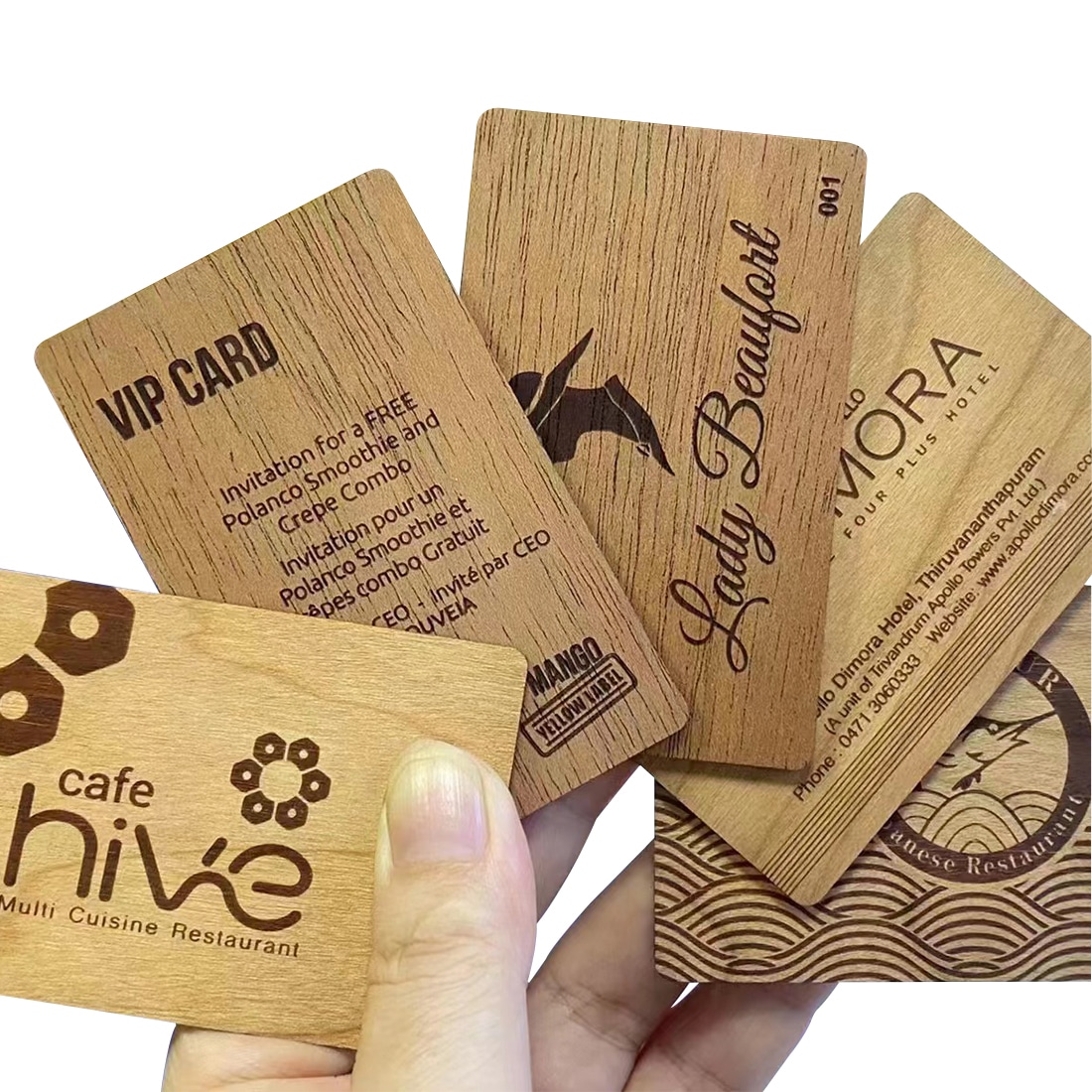 Cartões NFC em tília personalizados para membros, apresentados em vista frontal para projetos Cartões de madeira.