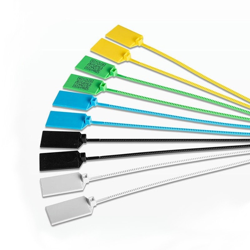 Etiquetas RFID com lacre de nylon variadas modelo Z32827-1 com códigos QR impressos e tiras longas para identificação rastreável de ativos externos.