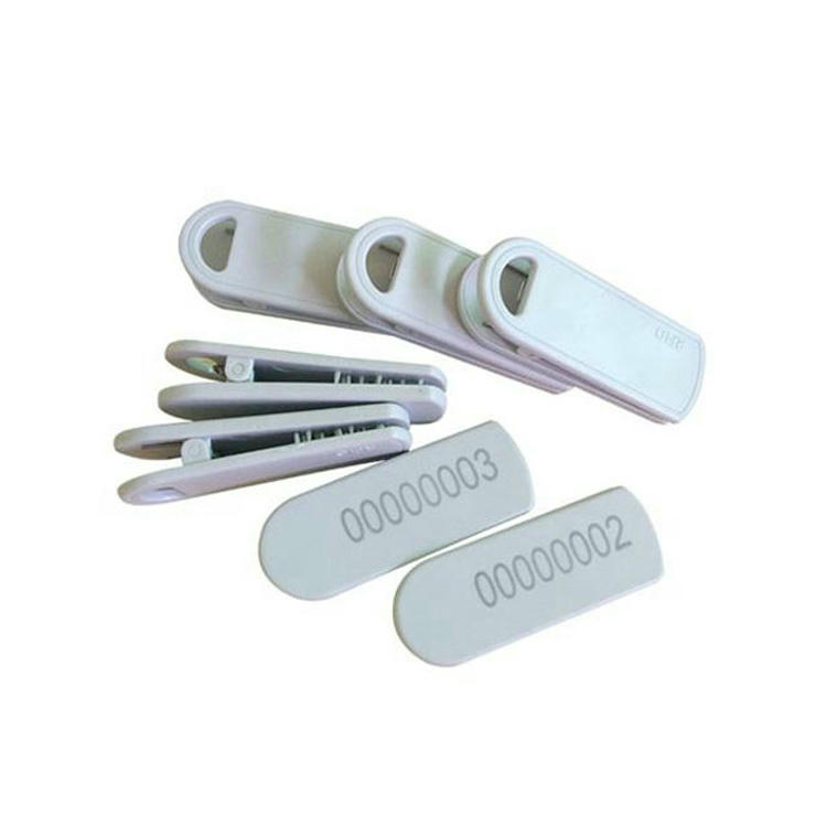 Esta imagem mostra tags RFID com clipe SV-014 em vista lateral e dois painéis separados identificados com números de série.