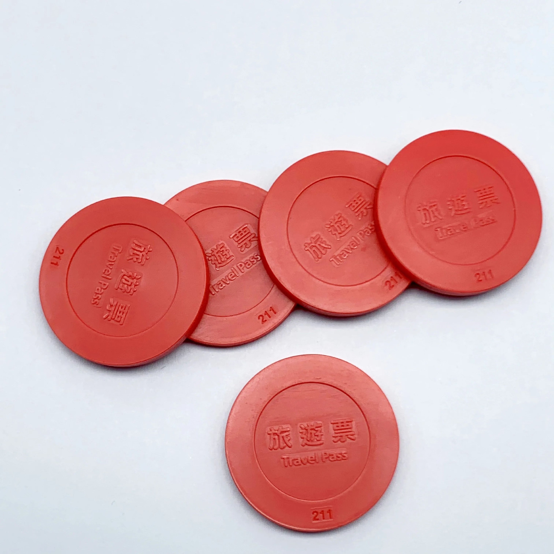 Comparação entre plásticos de engenharia ABS, PC e PPS utilizados na fabricação de tokens RFID robustos e resistentes à corrosão.