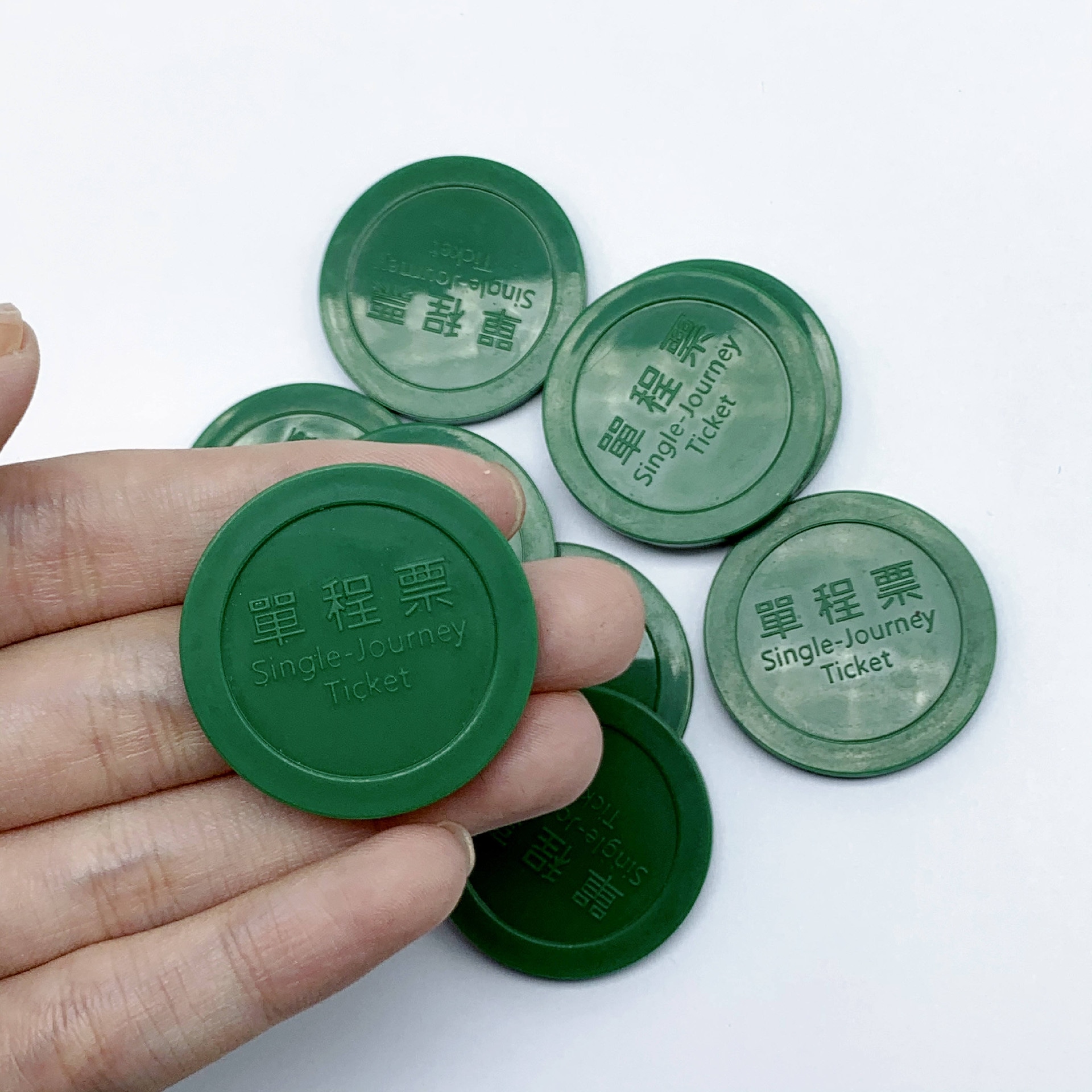 Comparação de tokens RFID fabricados com diferentes materiais de engenharia, como ABS e PPS, para maior durabilidade em ambientes industriais rigorosos.
