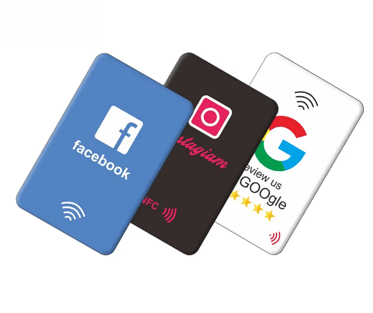 Suporte acrílico para avaliações no Google instalado na recepção de um salão, convidando os clientes a avaliar o atendimento.