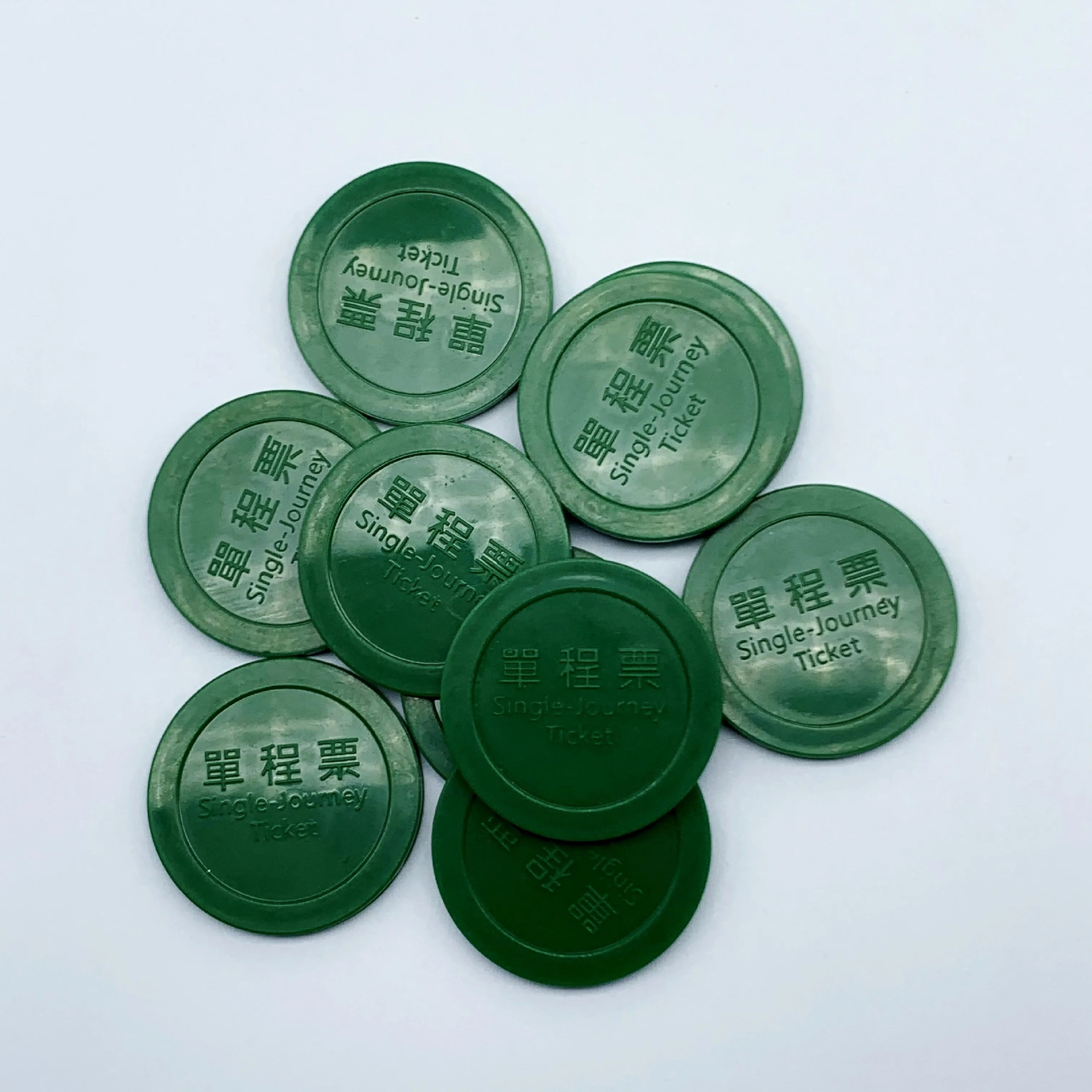 Esta imagem destaca números personalizados gravados a laser na superfície de vários tokens RFID para identificação exclusiva e segurança.