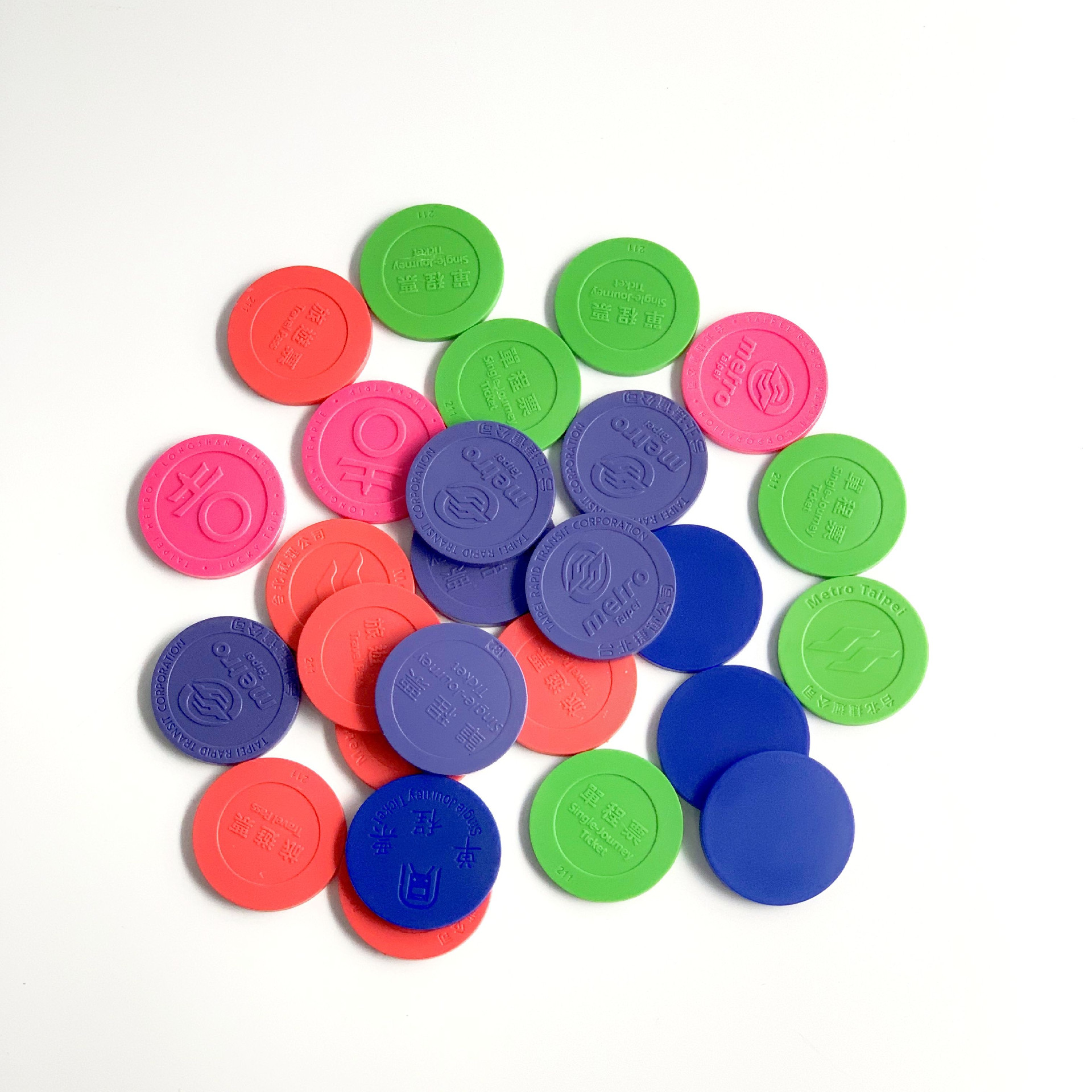 Tokens RFID integrados a uma operação logística para rastrear ativos, equipamentos e movimentações de estoque ao longo da cadeia de suprimentos.