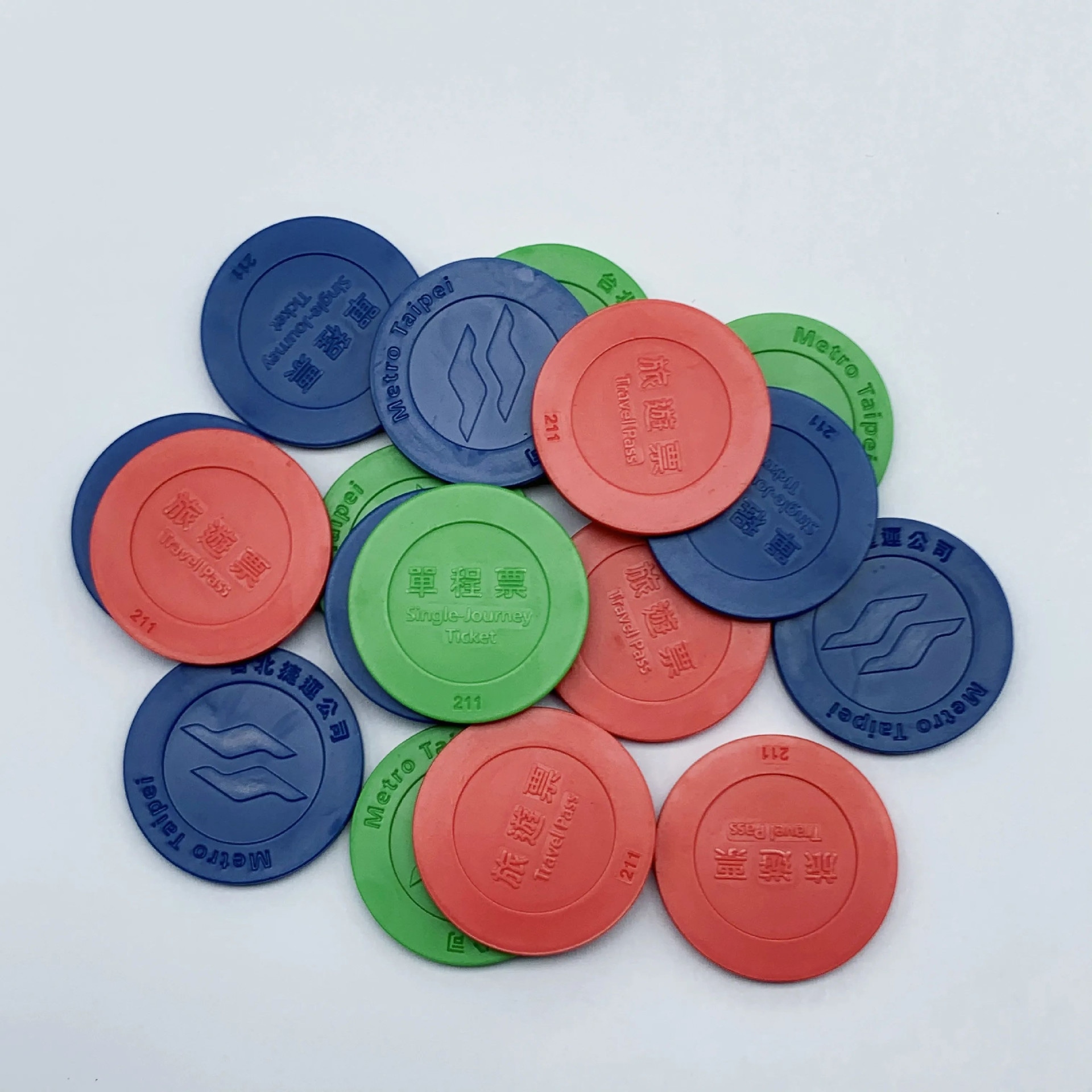 Um token RFID é colocado em uma catraca de máquina de bilhetes de metrô para ilustrar seu uso prático no transporte público e no controle de acesso.