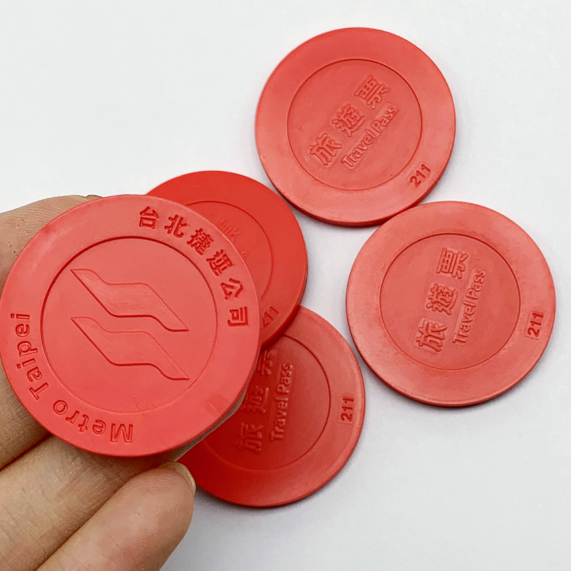 Uma vista interna revela a antena de fio de cobre de alto desempenho e o chip inteligente incorporados na estrutura protetora do token RFID.