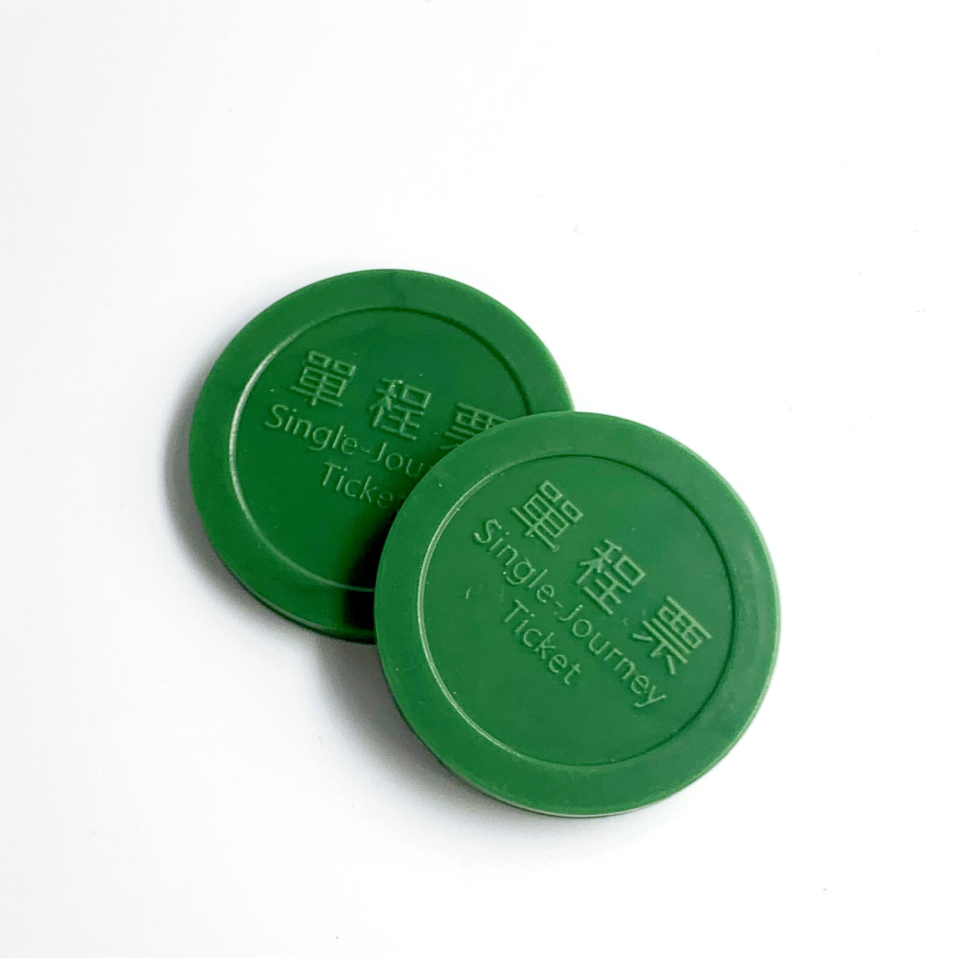 Aplicação de tokens RFID fornecidos para um sistema de controle de acesso instalado na entrada de uma porta.