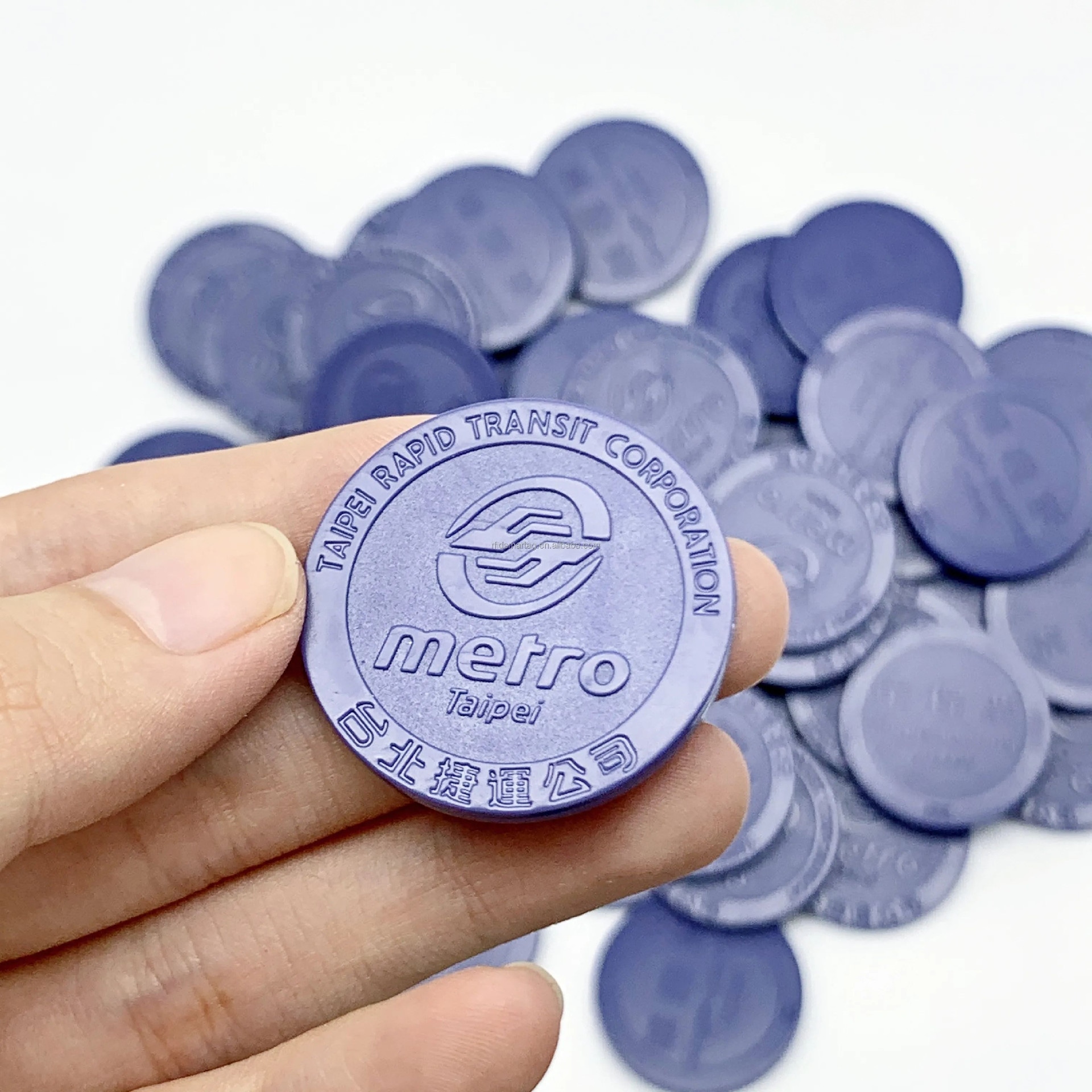 O token RFID é mostrado submerso em água para demonstrar sua classificação à prova d