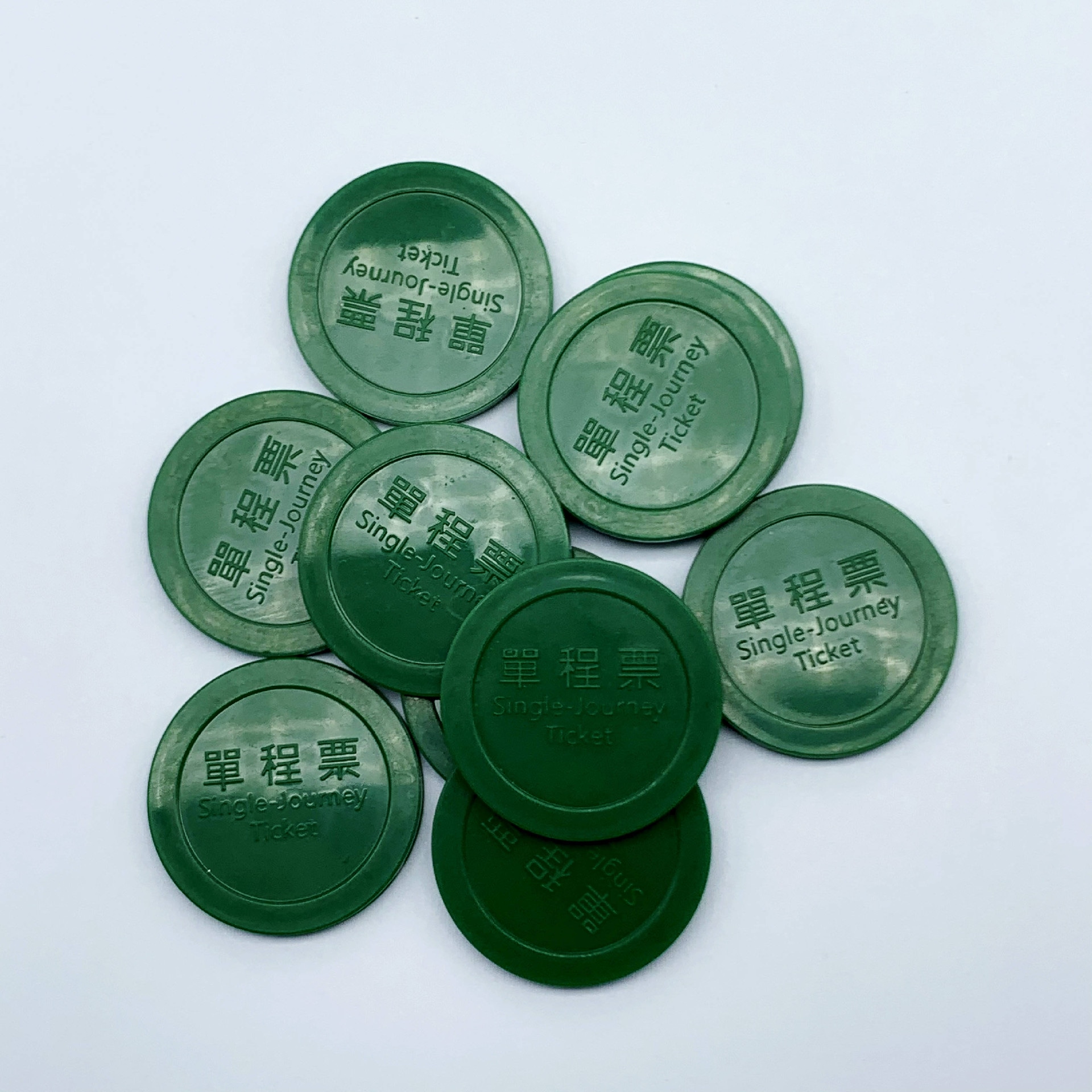 O token RFID está submerso em um copo com água para demonstrar sua excelente classificação de impermeabilidade e confiabilidade em ambientes úmidos.