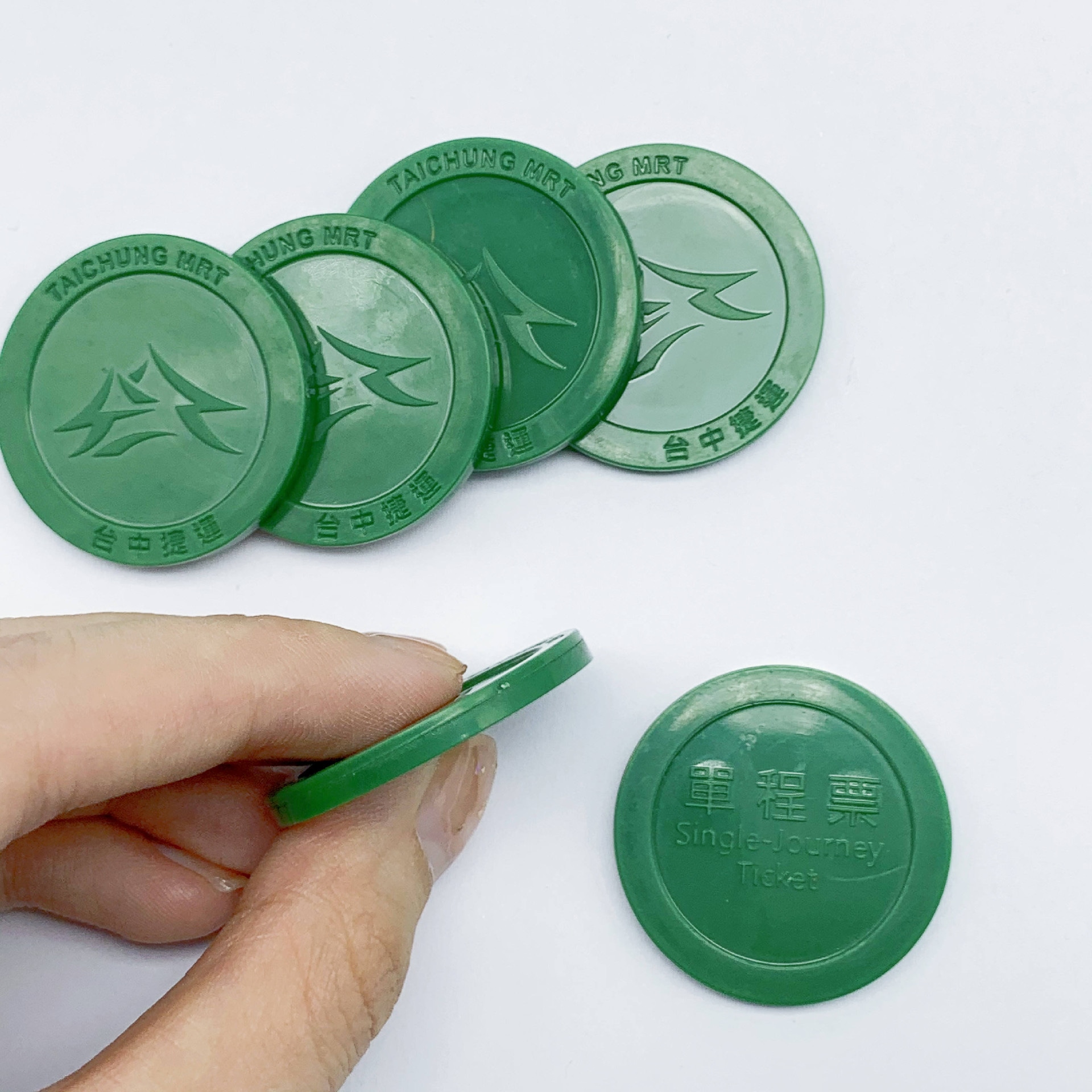 Este conjunto de tokens RFID personalizados de alta qualidade apresenta as diferentes cores disponíveis para pedidos em grandes quantidades usados em bilhetagem e identificação