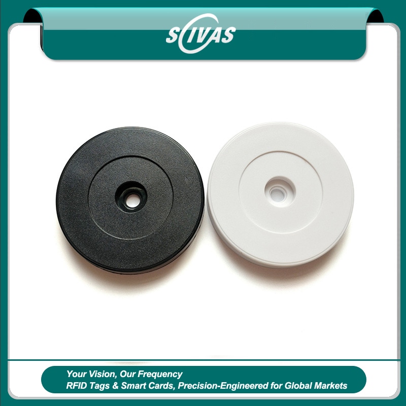 Tag RFID ABS em disco para ronda e controle de acesso apresentado sobre superfície metálica para aplicações tags RFID de ABS para rondas de vigilância.