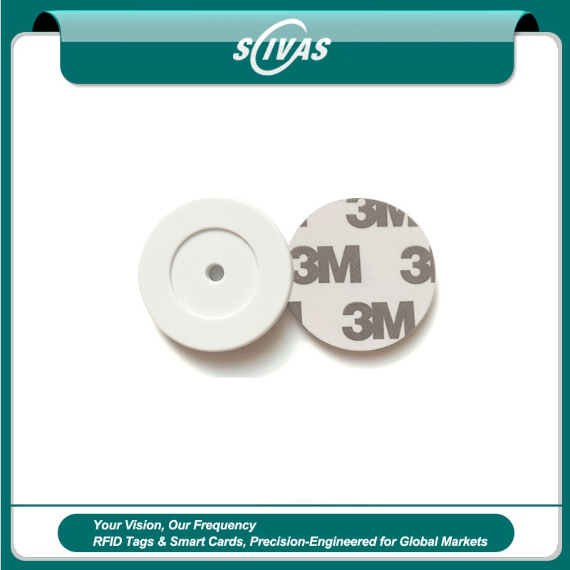 Detalhe da estrutura resistente da tag RFID ABS para rondas de segurança.