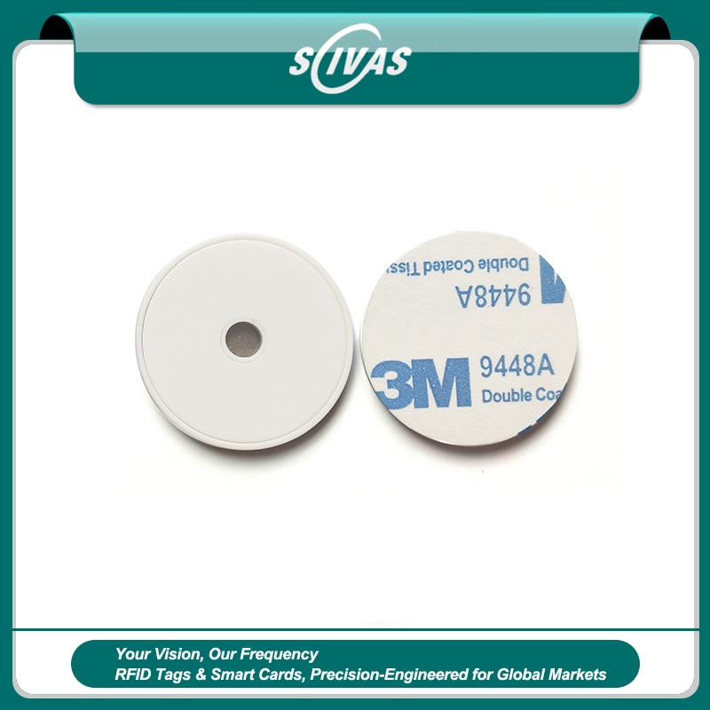 Etiqueta RFID de ronda em ABS com destaque para a parte posterior adesiva utilizada na instalação em ativos e equipamentos.