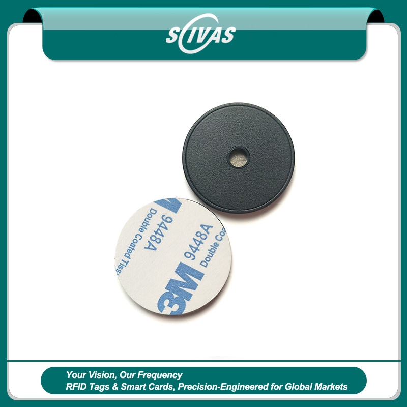 Etiqueta RFID de ronda em ABS para ativos metálicos, apresentada com acabamento escovado para comparação de soluções de inspeção e controle.