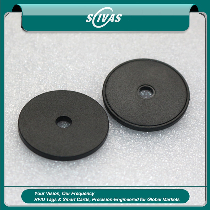 Imagem da etiqueta RFID de ronda em ABS para ativos metálicos, destacando a superfície de qualidade para aplicações de inspeção.