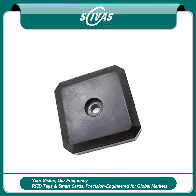 Uma etiqueta RFID preta compacta quadrada para patrulha de vigilância modelo ABS3030-1 com um furo central de montagem exibida sobre fundo branco.