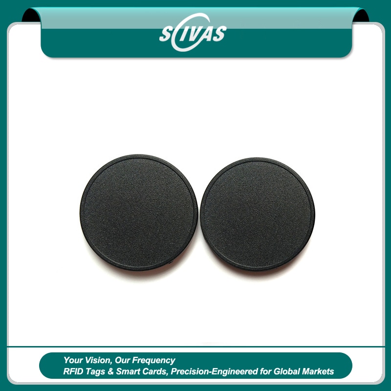 Fileiras de tags RFID de patrulha submetidas a controle de qualidade e testes em uma instalação profissional de fabricação.