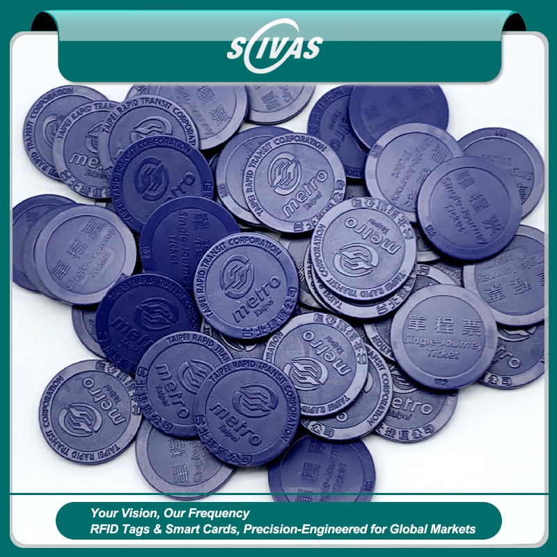 Esta imagem apresenta uma coleção de tokens RFID coloridos em vermelho e azul usados para tarifas de transporte público e controle de acesso seguro.