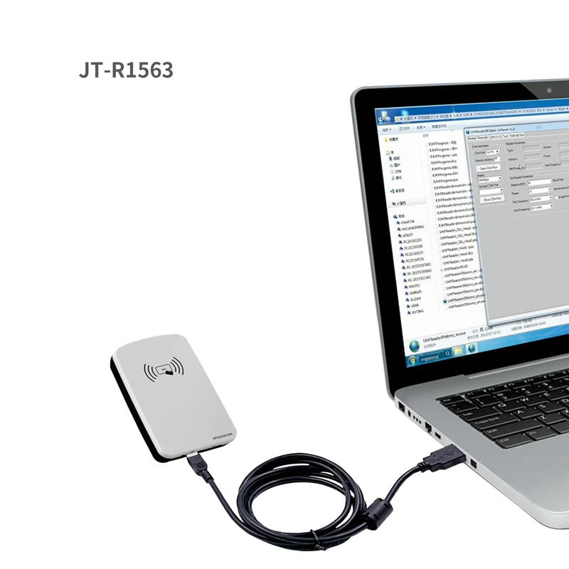 Leitor HF RFID de mesa JT-R1563 ao lado de uma tela de notebook com software utilitário, mostrando comunicação e operação via USB.