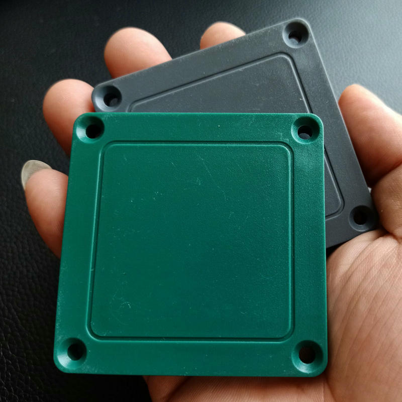 Tags RFID ABS para Metal Multifrequência para ativos, mostrados com acabamento metálico escovado em aplicações tags RFID de ABS para metal.