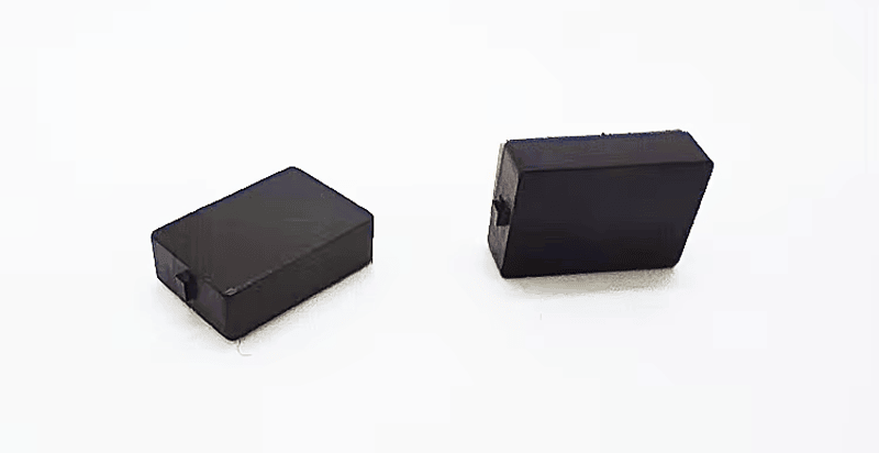 Imagem destacando a borda polida das Tags RFID para Autoclave e ferramentas metálicas em aplicações de Tags RFID para altas temperaturas.