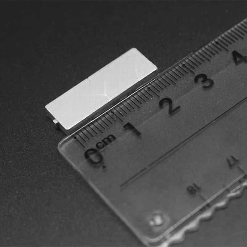Esta imagem destaca verso adesivo em Tags RFID Resistentes a Químicos para Metal para aplicações de Tags RFID para altas temperaturas.