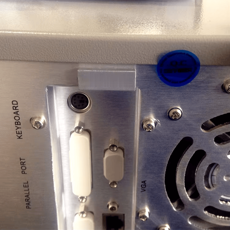 Imagem destacando o detalhe de corte a laser das tags RFID resistentes a químicos para metal em aplicações de alta temperatura.