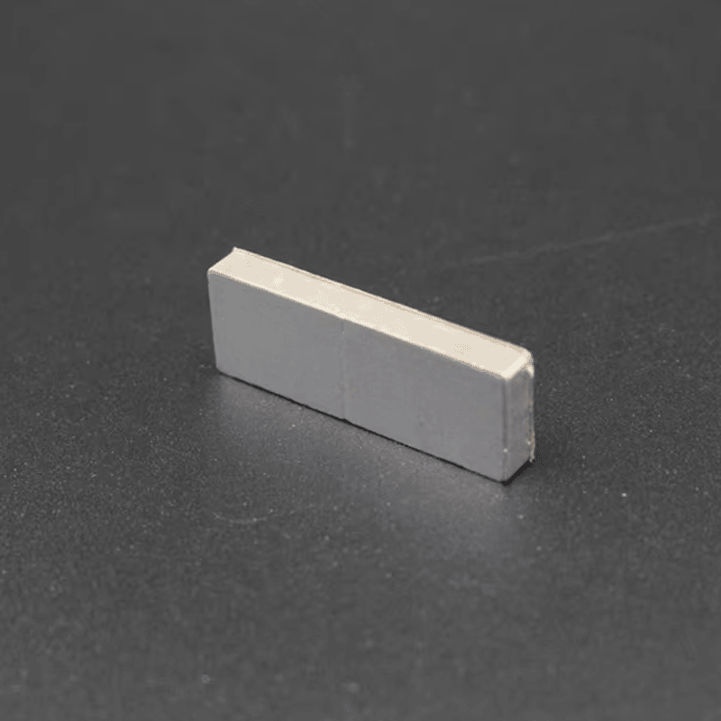 Foto de Tags RFID Resistentes a Químicos para Metal mostrando instalação em superfície metálica na categoria Tags RFID para altas temperaturas.