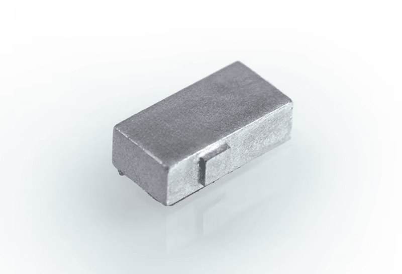 Tags RFID de alta temperatura duráveis vistas sobre superfície metálica para aplicações para metal.