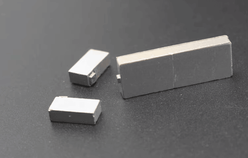 Aplicação de tags RFID de alta temperatura no rastreamento de ativos em armazéns.