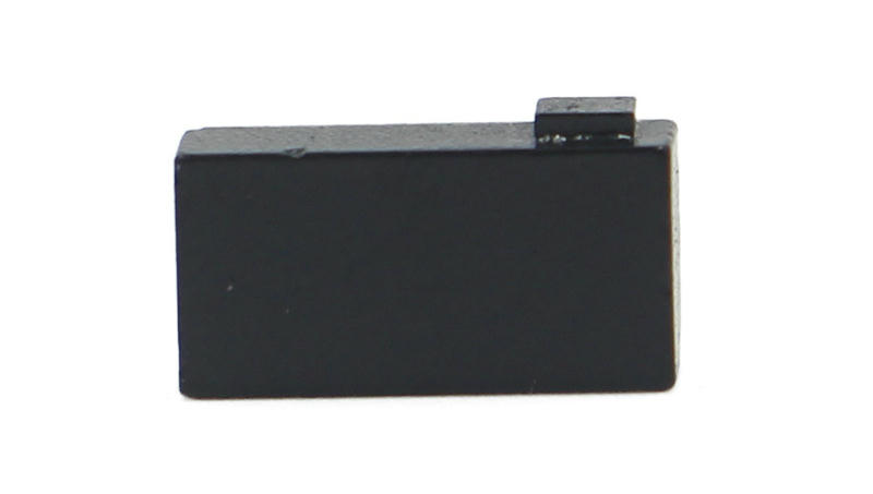 Tag RFID de alta temperatura para automação industrial instalada sobre superfície metálica.