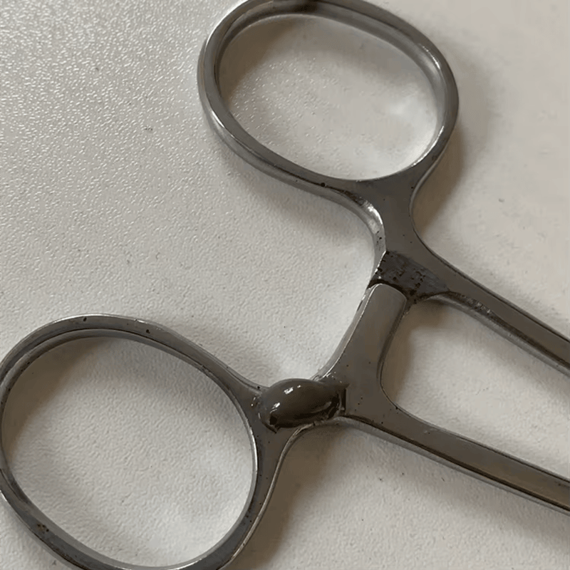 Tags RFID à prova d’água para alta temperatura exibidos em projeto com impressão de código de barras.