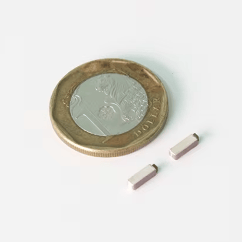 Imagem nítida de Tags RFID UHF à Prova d’Água para Alta Temperatura destacando logotipo impresso para aplicações de Tags RFID para altas temperaturas.