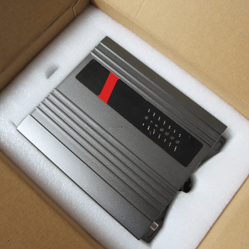 Leitor RFID UHF fixo ZK-RFID401 acondicionado em espuma de proteção no interior de uma caixa de transporte.
