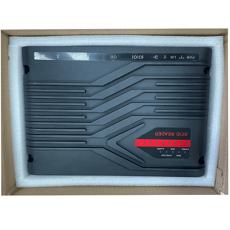 O leitor fixo UHF ZK-RFID406 está dentro de uma embalagem de espuma e é mostrado de frente em uma caixa de transporte.