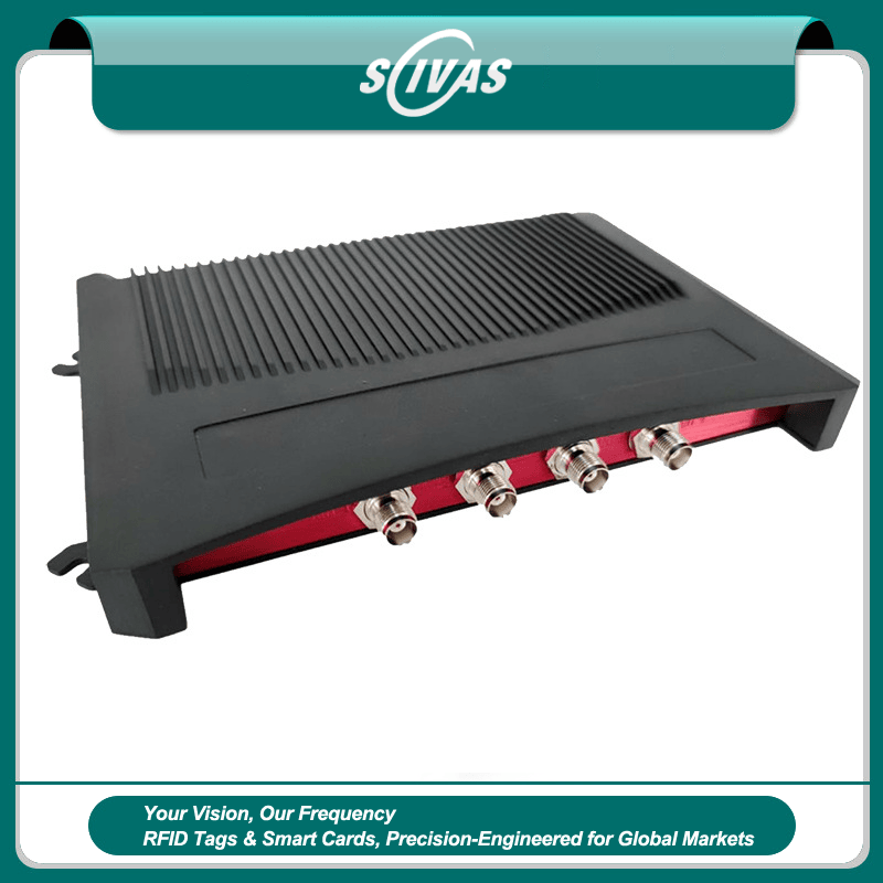 Uma imagem do produto em perspectiva mostra o leitor fixo UHF compacto ZK-RFID407 com quatro portas de antena TNC frontais e carcaça preta nervurada