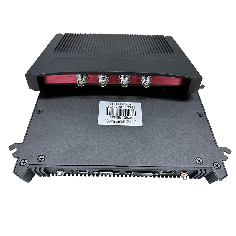 Uma vista da disposição superior e inferior mostra o leitor fixo ZK-RFID407 com quatro saídas de antena e um painel traseiro com várias interfaces de dados