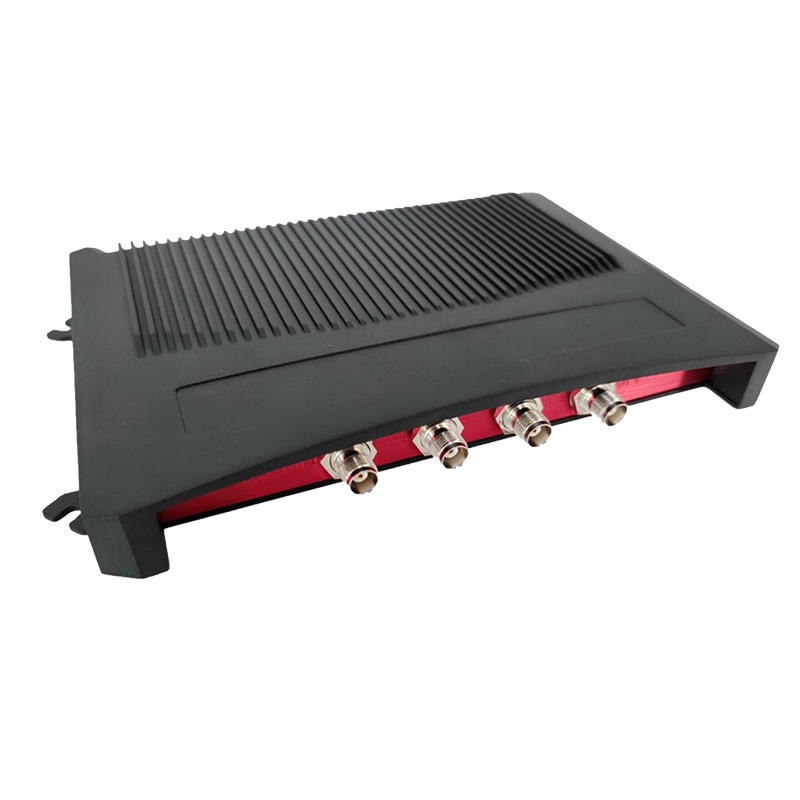 Uma vista limpa em ângulo apresenta o leitor UHF de quatro portas ZK-RFID407 com corpo preto fino e quatro conectores de antena rosqueados.