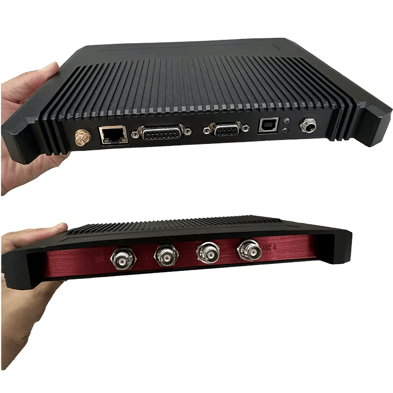 Uma vista dupla mostra o leitor ZK-RFID407 com interfaces de comunicação traseiras e quatro portas de antena TNC frontais para instalação de múltiplas antenas.