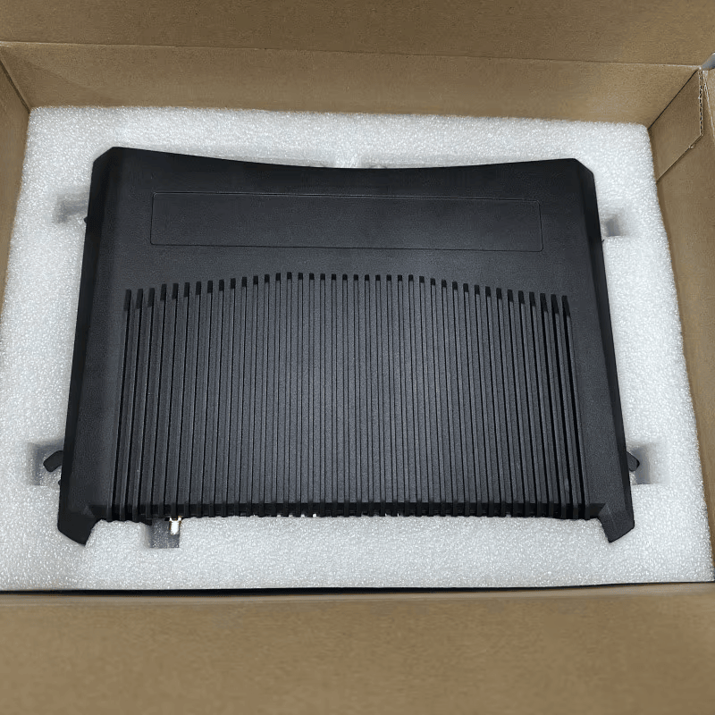 Uma vista superior mostra o leitor compacto ZK-RFID407 dentro de uma embalagem de espuma protetora em uma caixa de papelão para transporte.