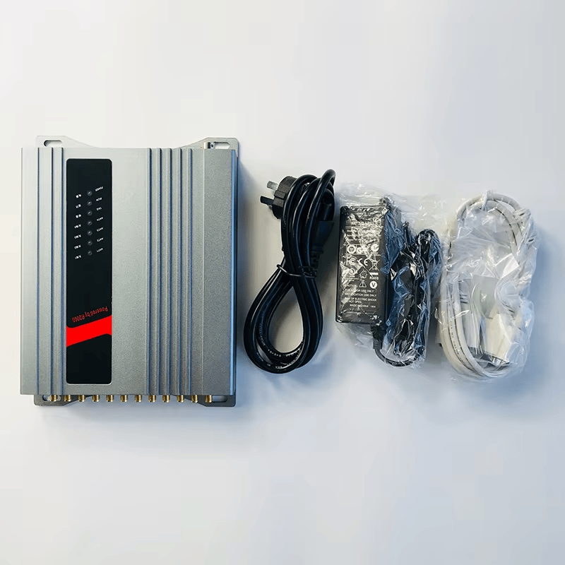 Esta imagem mostra o leitor fixo UHF ZK-RFID1201 com adaptador de energia; cabo de alimentação e cabo de comunicação dispostos ao lado da unidade.