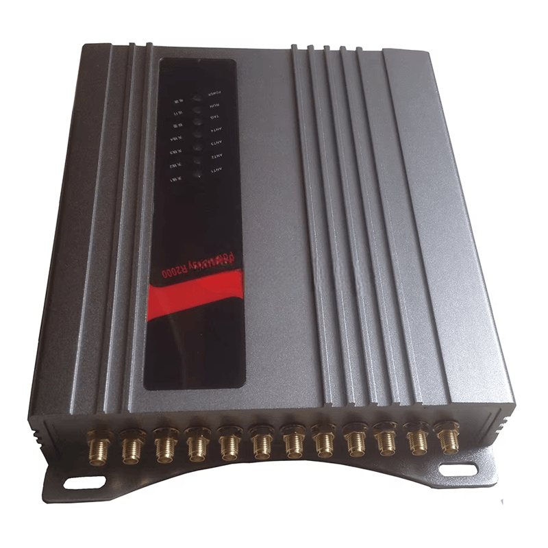 Esta imagem mostra uma vista frontal nítida do leitor fixo UHF ZK-RFID1201, com a carcaça estriada e doze conectores de antena.
