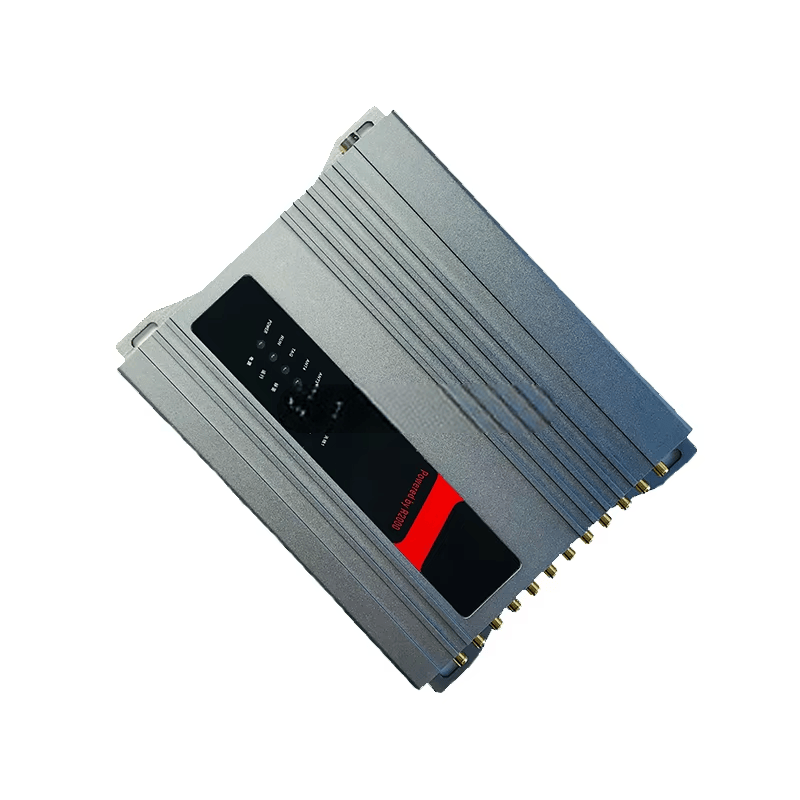 Esta imagem mostra o leitor fixo UHF ZK-RFID1201 em uma vista diagonal do produto, com a fileira de conectores de antena visível ao longo da borda inferior.