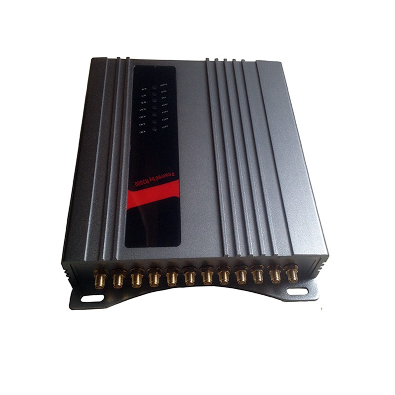 Esta imagem mostra a vista frontal quadrada do leitor fixo UHF ZK-RFID1201 com uma fileira completa de doze conectores de antena na parte inferior