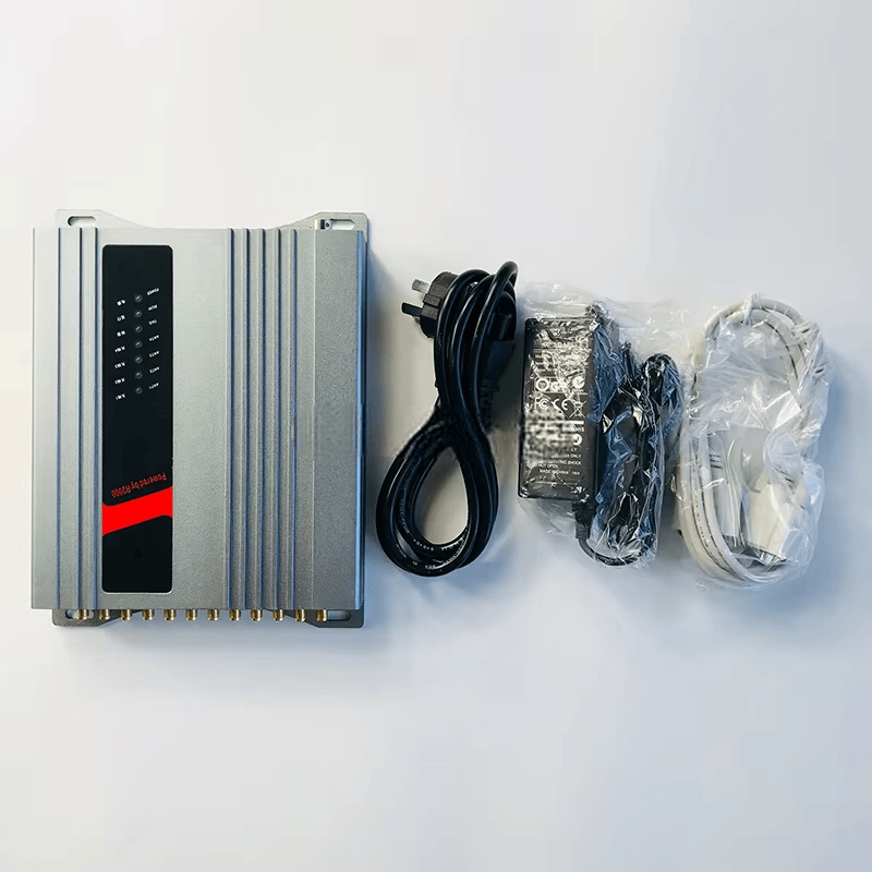 Esta imagem mostra o leitor fixo UHF ZK-RFID1201 junto com o adaptador de energia, o cabo de alimentação e o cabo de comunicação sobre fundo branco.