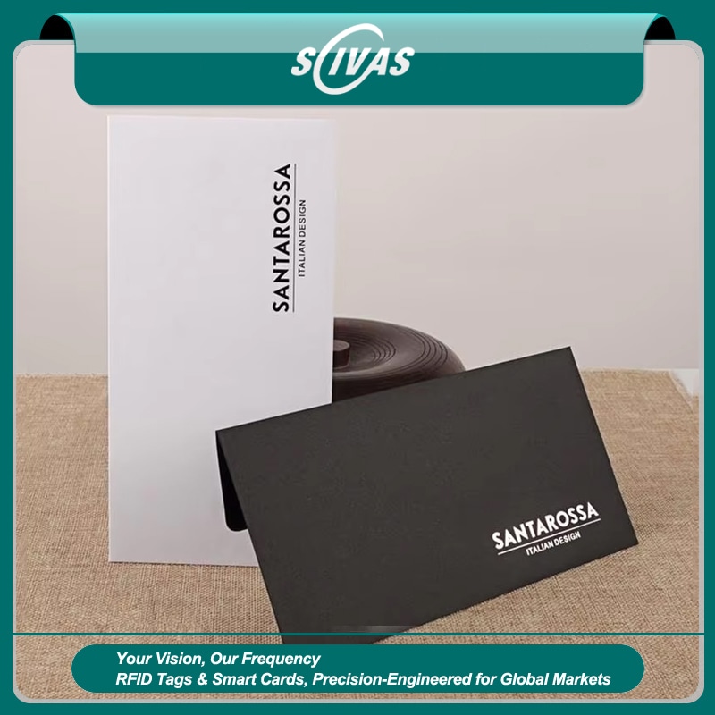 Vista frontal de um elegante envelope branco perolado para cartão-presente com laço decorativo para convites.